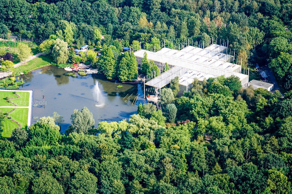 Aerial view: Buildings and castle park facilities of the moated castle Kasteeltuinen Arcen in Arcen in the state Limburg, Netherlands. – Photo: IMG_12948.jpg taken on 08/31/2008 by Werner Riehm/FLY-FOTO.com – Resolution of the original: 3456 x 2304 px