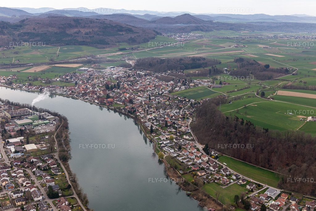 Vue aérienne: Les berges de la rivière à Wallbach à Wallbach AG dans le département Argovie, Suisse. Photo: IMG_120126.jpg prise le 17/03/2020 par Werner Riehm/FLY-FOTO.eu – Résolution de l'original: 5472 x 3648 px
