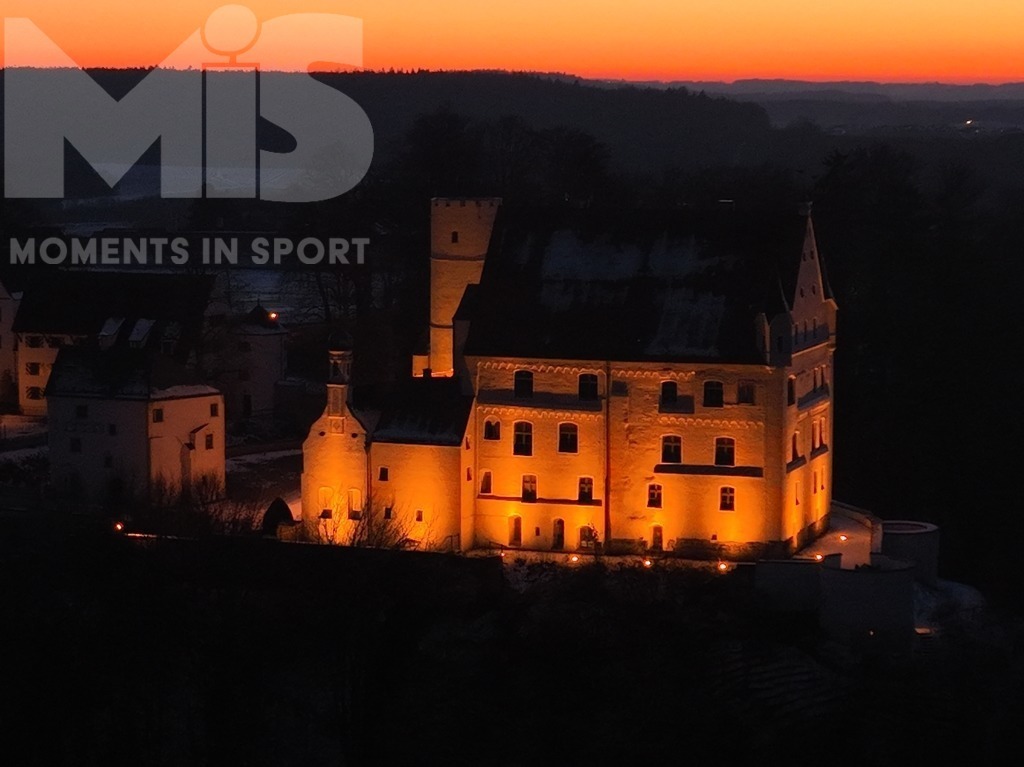 mis180220bf14.JPG | 26.01.2022, Mindelheim im Unterallgäu, Die beleuchtete Mindelburg auf ihrem Platz hoch über Mindelheim, im Hintergrund das Abendrot am Himmel. - Realisiert mit Pictrs.com