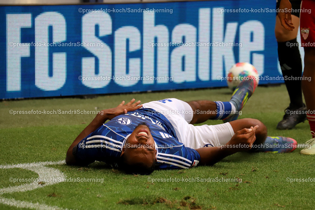 xSSC26072501066 | 26.07.2025, xsscx, Fuﬂball, FC Schalke 04 - FC Sevilla, 2. Fuﬂball Bundesliga, VELTINS-Arena, Saison 2025 2026: Anton Donkor (FC Schalke 04 #30) liegt mit einen Krampf am Spielfeldrand DFB regulations prohibit any use of photographs as image sequences and or quasi-video.