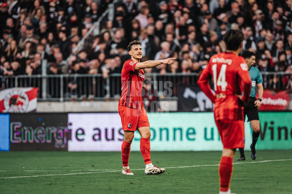 Fußball | Männer | Saison 2025/2026  | Fußball-Bundesliga | 27. Spieltag | FC St. Pauli vs. SC Freiburg | 22.04.2026 | Maximilian Eggestein (#8, SC Freiburg) gibt Anweisungen