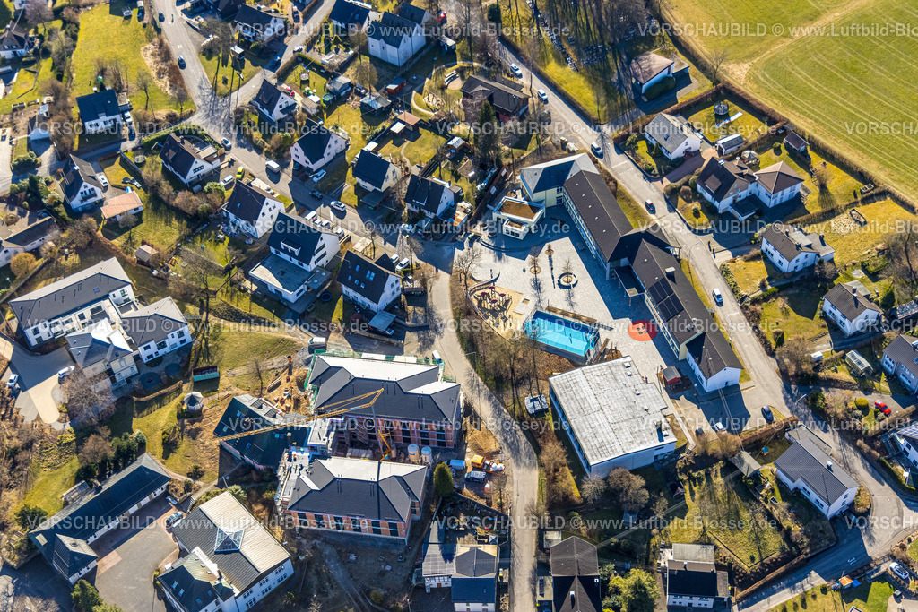 Kirchhundem250308394Welschen-Ennest | Luftbild, Gemeinschaftsgrundschule, unten Baustelle mit Neubau für neuen Senioren-Wohnpark am Johannesweg, Welschen Ennest, Kirchhundem, Sauerland, Nordrhein-Westfalen, Deutschland