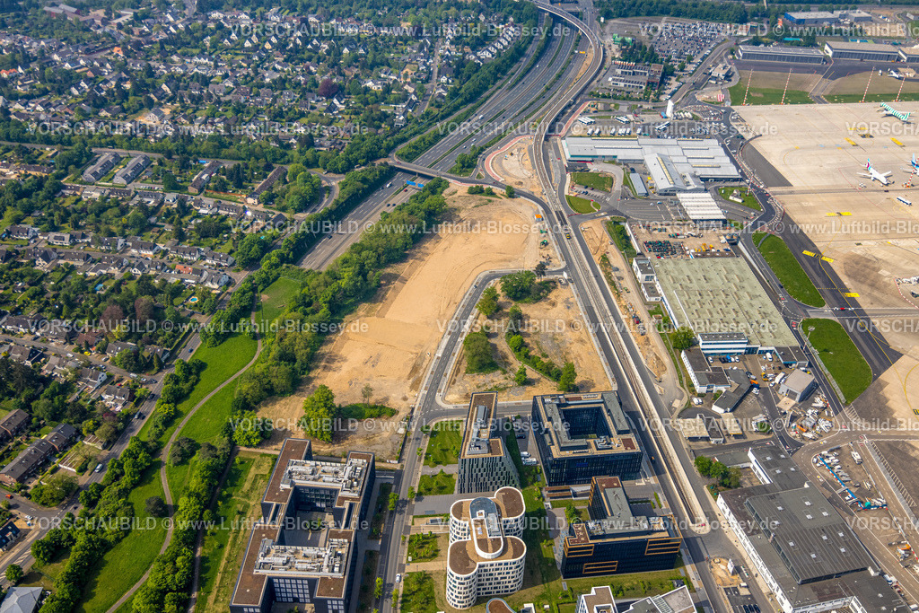 Duesseldorf240500796 | Luftbild, Internationaler Flughafen Düsseldorf, DUS Airport, Neubau der U-Bahnlinie U81, oberirdische Brücke führt über die Bundesstraße B8 Danziger Straße/A44 in Richtung Flughafen, Unterrath, Düsseldorf, Rheinland, Nordrhein-Westfalen, Deutschland