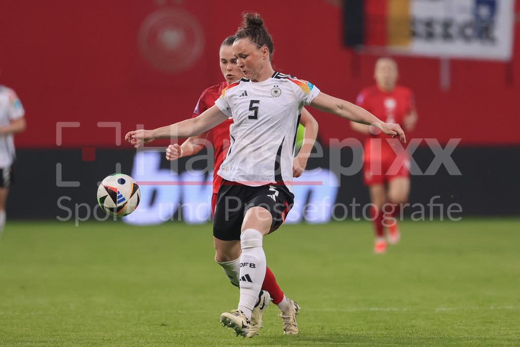 Fussball, EM-Qualifikation Frauen, Deutschland - Polen | v.li.: Ewa Pajor (Polen, 9) und Marina Hegering (Deutschland, DFB, 5) im Zweikampf, Duell, Dynamik, Aktion, Action, Spielszene