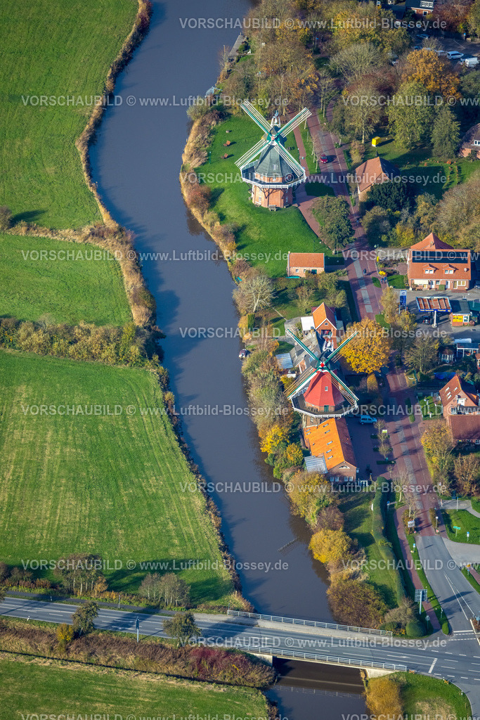 Greetsiel251104803 | Luftbild, Greetsieler Zwillingsmühlen mit Grüne Mühle und Schoofs Mühle, Altes Greetsieler Sieltief und Wohnhäuser Mühlenstraße, Greetsiel, Krummhörn, Norddeutschland, Ostfriesland, Niedersachsen, Deutschland