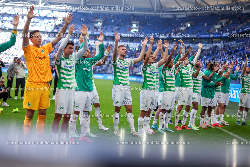 Schalke26102402240 | 26.10.2024, Fußball, FC Schalke 04 - SpVgg Greuther Fürth, 2. Fußball Bundesliga, Veltins-Arena Gelsenkirchen, Saison 2024 2025: Freude nach dem Sieg bei der Mannschaft - Das Team steht jubelnd vor den Fans und bedankt sich für die Unterstützung. DFB regulations prohibit any use of photographs as image sequences and or quasi-video.