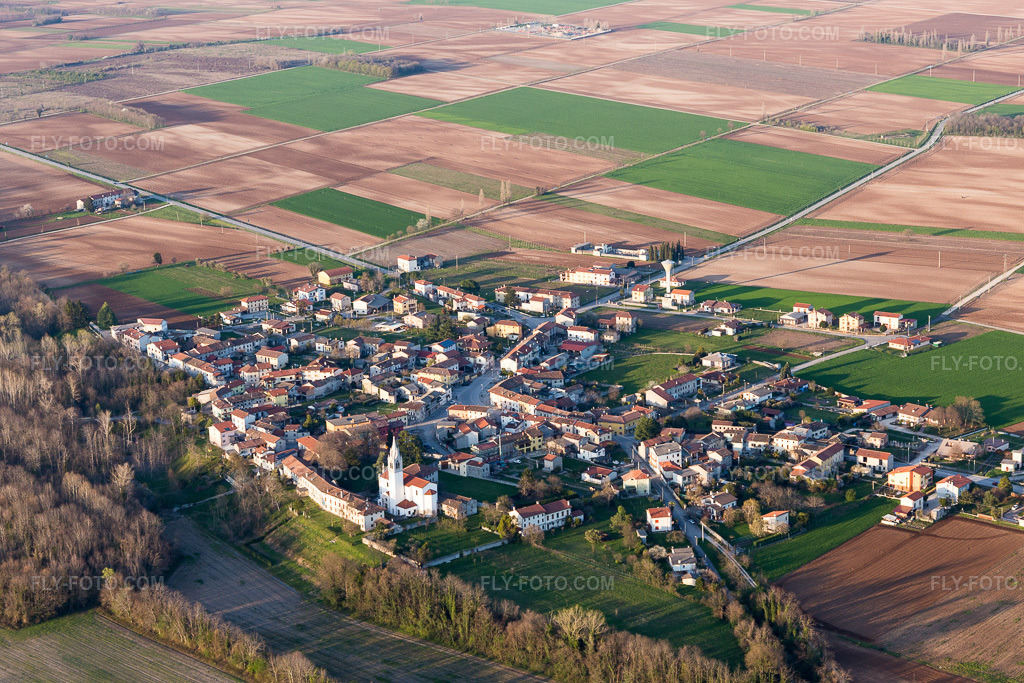 Aerial view: View of the town in Redenzicco in the state Friuli Venezia Giulia, Italy. – Photo: IMG_105582.jpg taken on 04/07/2018 by Werner Riehm/FLY-FOTO.com – Resolution of the original: 5472 x 3648 px