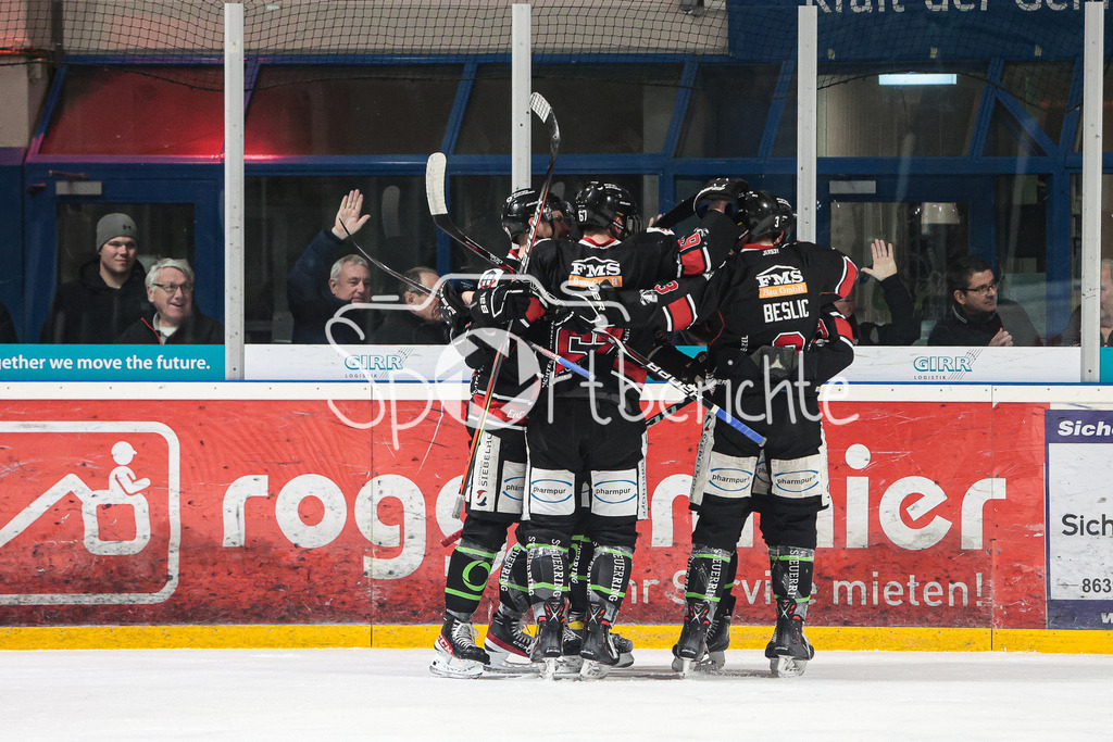 EHC Königsbrunn - VfE Ulm/Neu-Ulm | Jubel nach dem Tor zum 4-0 durch Viktor SHAKHVOROSTOV (EHC #22)