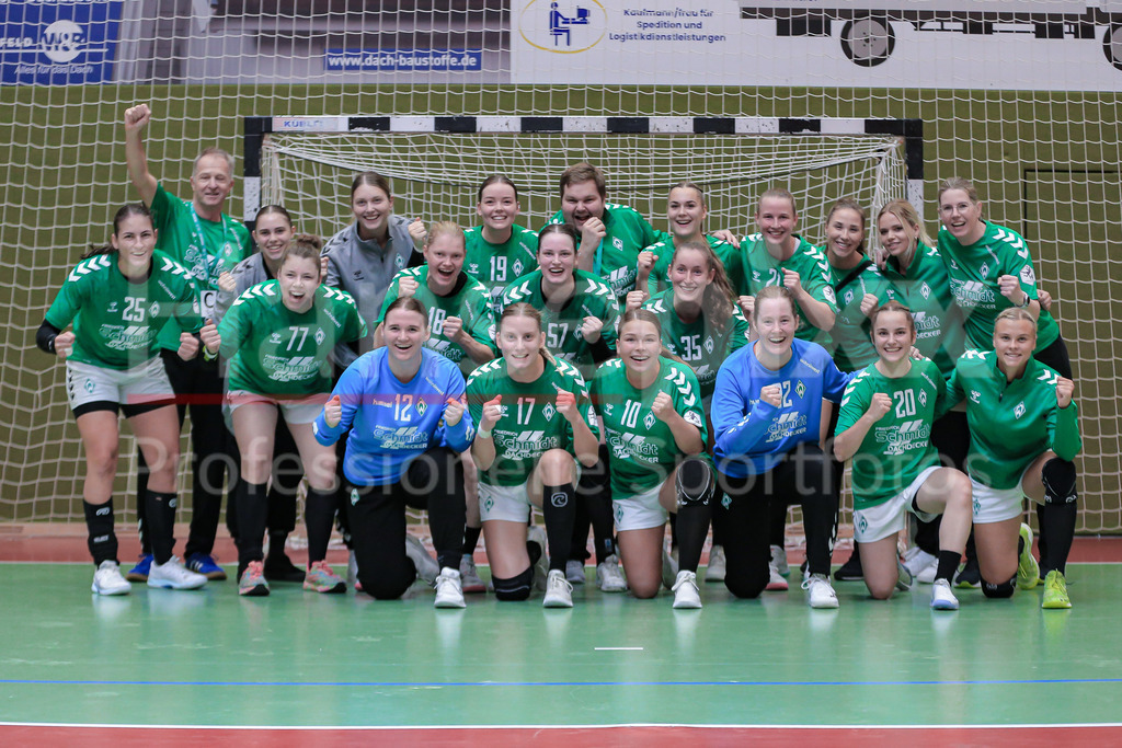 Handball, 2. Bundesliga Frauen, SV Werder Bremen - ESV 1927 Regensburg | v.li.: Spielerinnen des SV Werder Bremen jubeln über den Sieg, Freude über das gewonnene Spiel, Jubel, Lachen