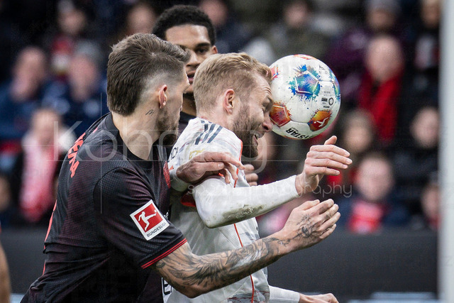 German Bundesliga, Bayer 04 Leverkusen vs. FC Bayern München, 14.03.2026 | LEVERKUSEN, GERMANY - MARCH 14:  Konrad Laimer (FC Bayern Muenchen, 27) followed by Robert Andrich (Bayer 04 Leverkusen, 8) during the German Bundesliga match on gameday 26 between Bayer 04 Leverkusen vs. FC Bayern München at BayArena on March 14, 2026 in Leverkusen, Germany. DFL REGULATIONS PROHIBIT ANY USE OF PHOTOGRAPHS AS IMAGE SEQUENCES AND/OR QUASI-VIDEO.