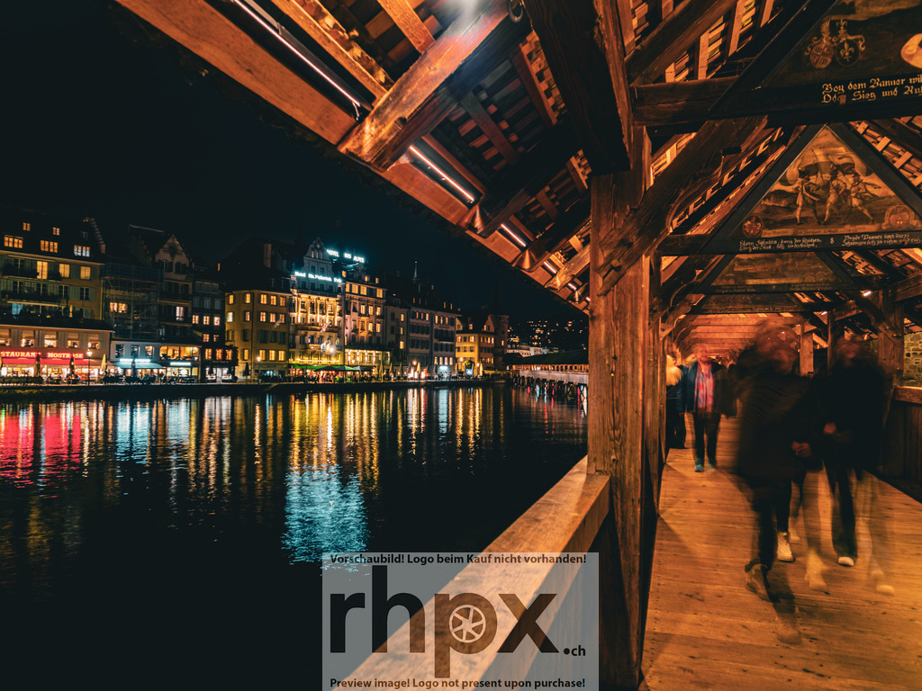 Kapellbrücke Luzern | Stimmungsvolle Fotokunst aus Luzern. Erlebe den Pilatus, den See und die Stadt Luzern in exklusiven Aufnahmen in der Fotogalerie & Shop. - Realisiert mit Pictrs.com