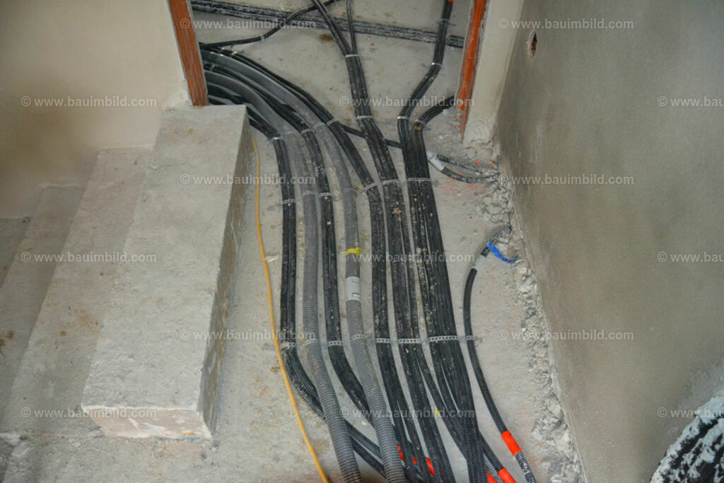 bib-lg17-elektroinstallation-0183 | Nach LV-Leistungsgruppen sortierte Detailfotos über den Bau eines Hauses. Alle Hausbau-Bilder direkt vom Urheber und Autor der Website Haus-Selber-Bauen.com
