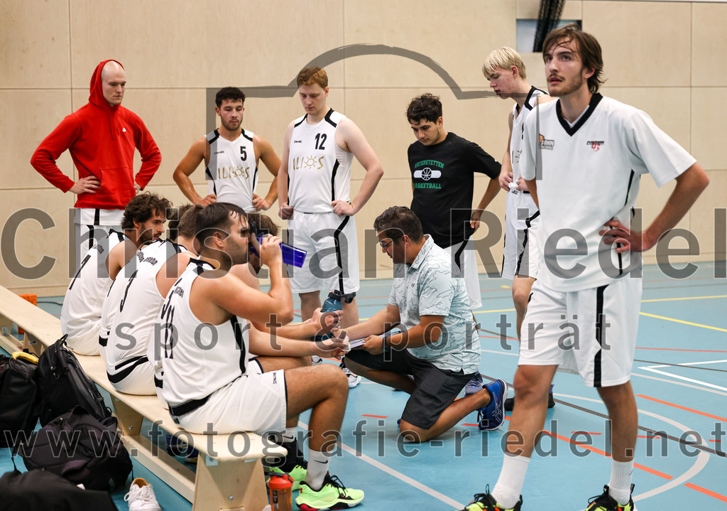 2022-10-16_045_TSV_Vaterstetten_gegen_Baskets_Vilsbiburg_2 | Vaterstetten, Deutschland, 16.10.2022:
Basketball, Bayernliga Herren Südost 2022 / 2023, 1. Spieltag, TSV Vaterstetten gegen Baskets Vilsbiburg 2, Endergebnis: 83:64

Jonathan Andre (TSV Vaterstetten, #5), Alain Gales (TSV Vaterstetten, #12), Trainer Daniel Paz (TSV Vaterstetten)

Foto: Christian Riedel / fotografie-riedel.net