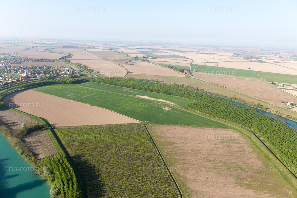 Vue aérienne: Vue de la ville à San Filippo dans le département Vénétie, Italie. Photo: IMG_098816.jpg prise le 08/04/2017 par Werner Riehm/FLY-FOTO.eu – Résolution de l'original: 5472 x 3648 px