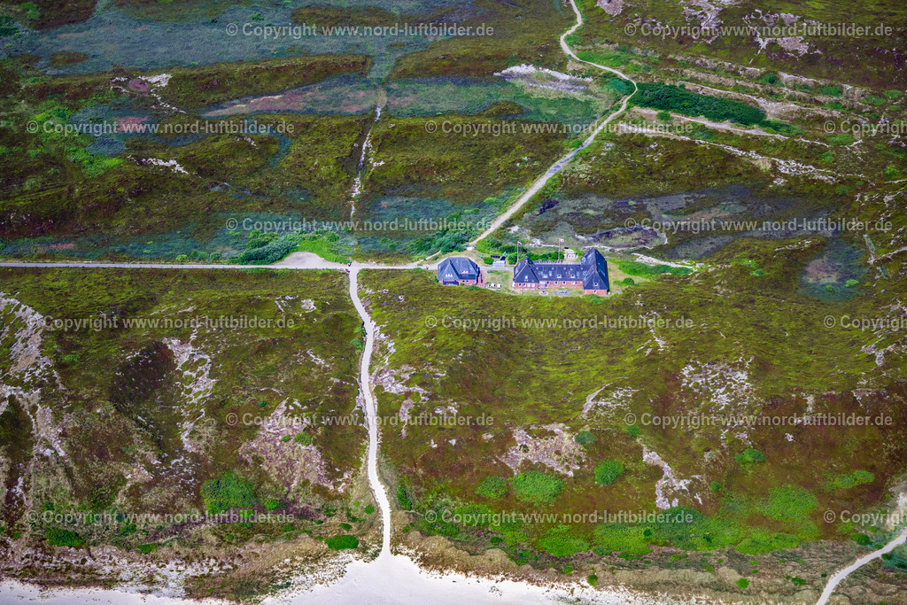 Sylt_Hörnum_Jugendgästehaus_Möwennest_ELS_9263210625 | HöRNUM (SYLT) 21.06.2025 Gebäude Jugendgästehaus" Mövennest " an der Straße Osterende, Odde-Hof in Hörnum (Sylt) Insel Sylt im Bundesland Schleswig-Holstein, Deutschland. Weiterführende Informationen bei: Jugendgästehaus Möwennest. // Building the hostel " Moevennest " on street Osterende, Odde-Hof in Hoernum (Sylt) island Sylt in the state Schleswig-Holstein, Germany. Further information at: Jugendgaestehaus Moewennest. Foto: Martin Elsen