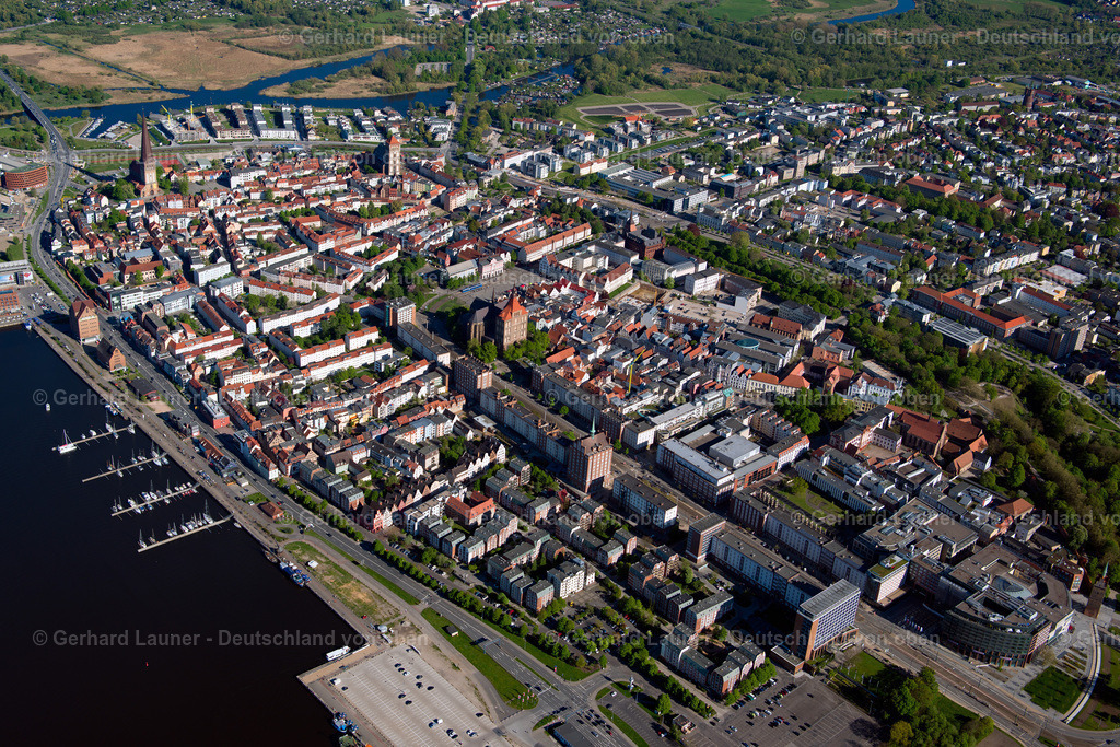 3801349 | ROSTOCK 08.09.2021 Altstadtbereich und Innenstadtzentrum am Ufer der Unterwarnow in Rostock im Bundesland Mecklenburg-Vorpommern, Deutschland. // Old Town area and city center in Rostock in the state Mecklenburg - Western Pomerania, Germany. Foto: Gerhard Launer