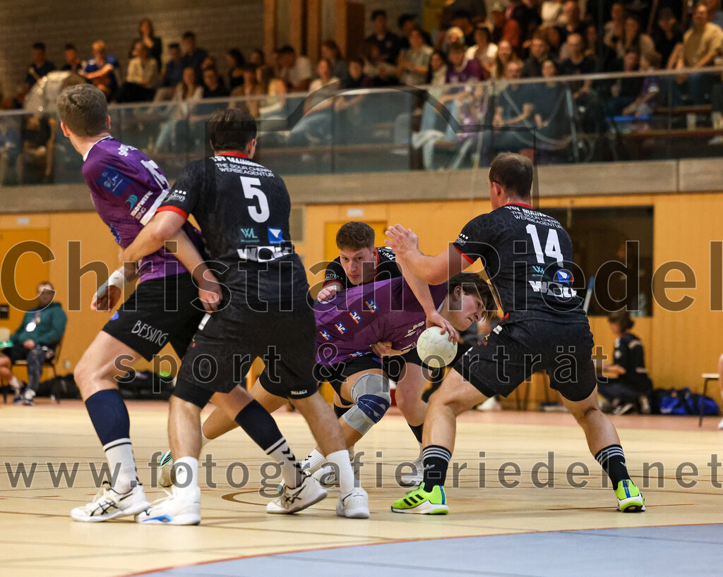 2024-09-21_085_SpVgg_Altenerding_gegen_TSV_1861_Mainburg | Erding, Deutschland, 21.09.2024:Handball, Bezirksoberliga Männer 2024 / 2025, 1. Spieltag, SpVgg Altenerding gegen TSV 1861 Mainburg, Endergebnis: 36:20Ferdinand Menzel (SpVgg Altenerding, #75), Jakob Stuber (TSV 1861 Mainburg, #5), Kilian Jödecke (SpVgg Altenerding, #41), Maximilian Altmann (TSV 1861 Mainburg, #14)Foto: Christian Riedel / fotografie-riedel.net