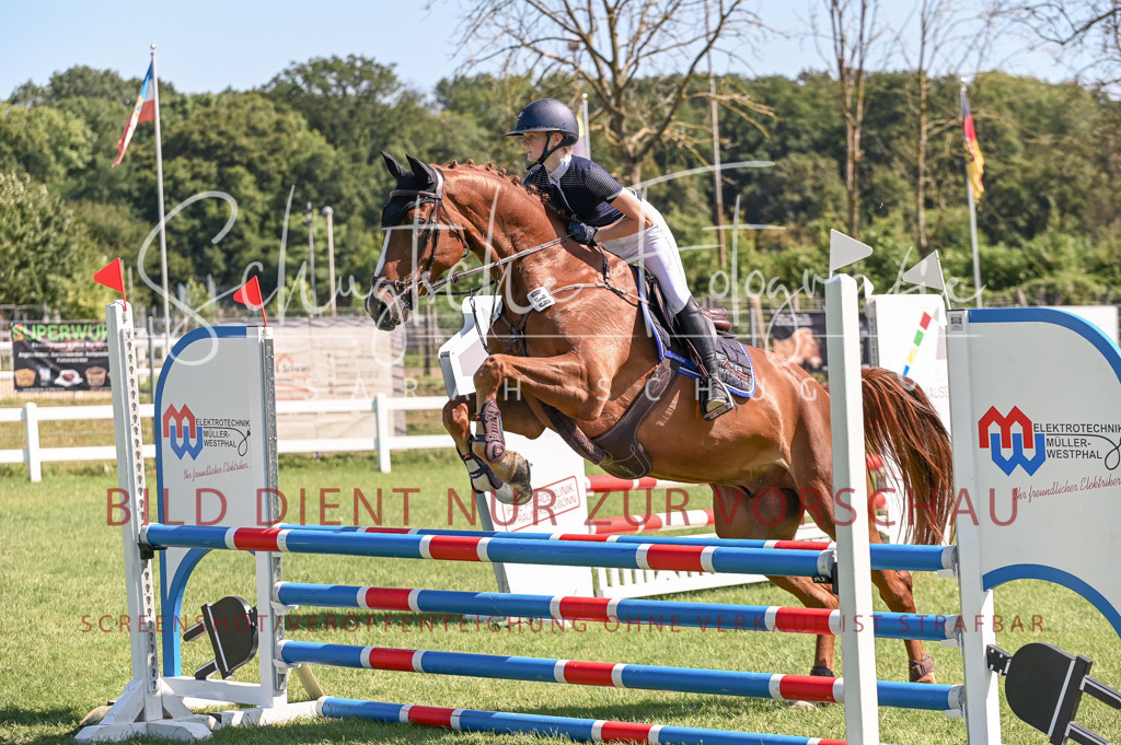 Schugtsche-Düren.2024-06.Stilspringprf.A_-5 | Schugtsche Fotografie - Realisiert mit Pictrs.com