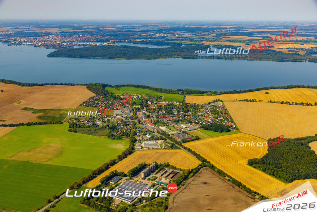 Luftbild der Stadt Leezen - Das Luftbild wurde 2025 vom UL-Flugzeug heraus erstellt ( keine Drohnenaufnahme ) - Hochauflösende Luftaufnahme - für Wandbilder und großformatige Ausdrucke geeignet. Das besondere Geschenk!Hier alle&nbsp;Infos zur Lizenzierung der LuftaufnahmeWir fliegen auch dieses Jahr wieder in Ihre Region um Luftbilder zu erstellen.- Luftbild anfragen