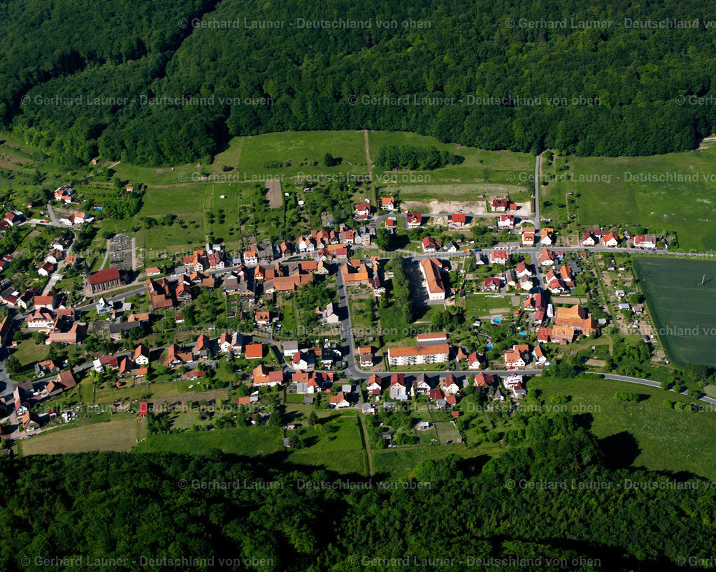 2634586 | LUTTER 09.06.2006 Wald- Gebiete und Forstflächen umsäumen das Siedlungsgebiet des Dorfes in Lutter im Bundesland Thüringen, Deutschland // Village - view on the edge of forested areas in Lutter in the state Thuringia, Germany Foto: Gerhard Launer