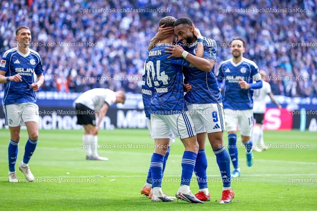 S0419042601043 | 19.04.2026, Fußball, FC Schalke 04 - SC Preußen Münster, 30. Spieltag, 2. Fußball Bundesliga, Veltins-Arena Gelsenkirchen, Saison 2025 2026: Torjubel nach dem Tor zum 3:0 durch Torschütze Adil Aouchiche&nbsp;(Schalke04 #24)  zusammen mit Soufiane El-Faouzi&nbsp;(Schalke04 #23) Moussa Sylla&nbsp;(Schalke04 #09)   DFB regulations prohibit any use of photographs as image sequences and or quasi-video.