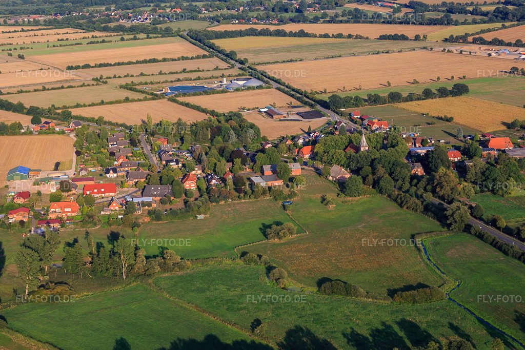 Luftbild: Dorfansicht aus Westen im Ortsteil Dorf in Büchen im Bundesland Schleswig-Holstein in Deutschland. Foto: IMG_110488.jpg vom 21.08.2018 durch Werner Riehm/FLY-FOTO.de