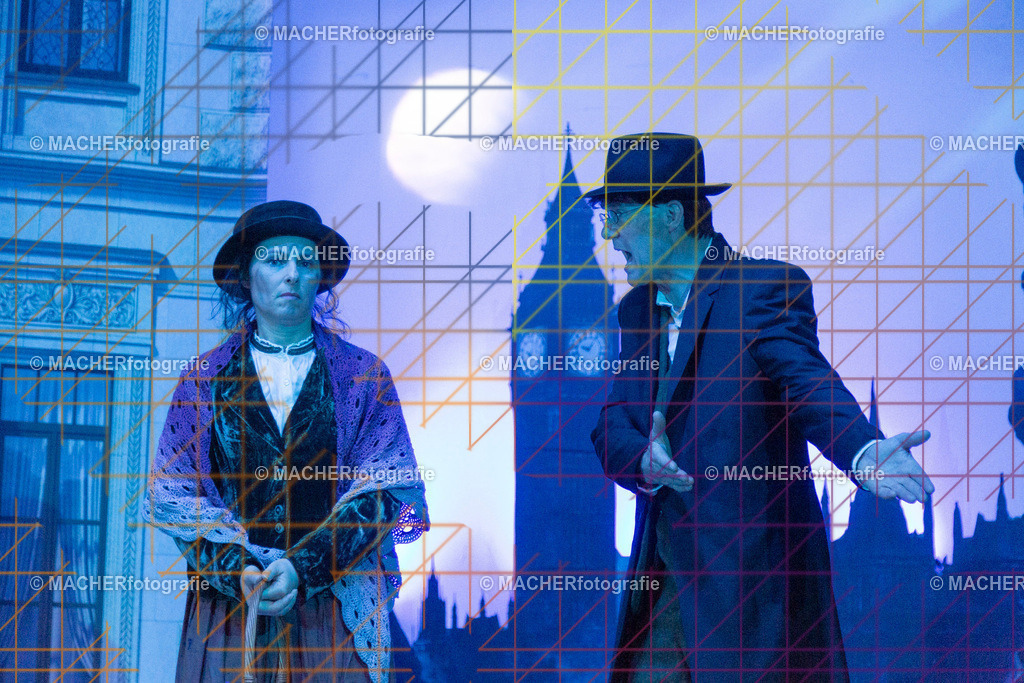 029_MFL-2025 | Portraitbilder von Regisseur; Darsteller; Techniker; Maske; Kostüme; Chor; Musiker; Bilderserie der Generalprobe und der Premierenvorstellung, Szenenbilder; Ausdrucksstudien; Bühnenüberblick; Bühnenkulissen; Pressefotos inkl. Redaktionsfoto Darstellergruppe.