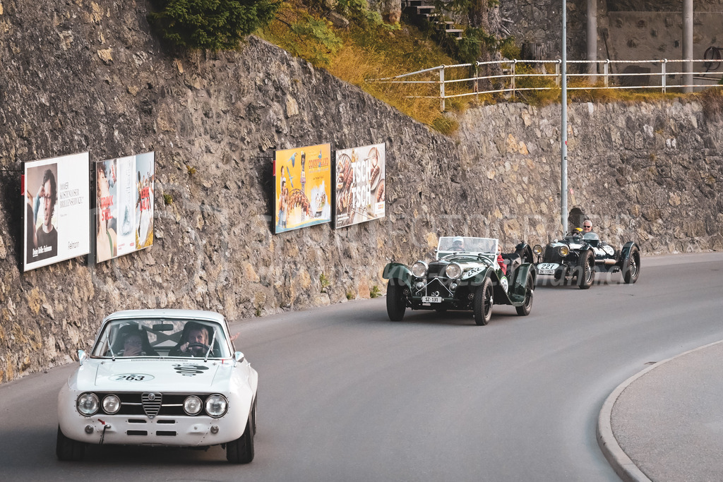 21. Arosa ClassicCar 2025 - 4. September 2025 | Martina Fischer-Garovi aus Sachseln (SUI) in einem Alfa Romeo 1750 GTAm aus dem Jahre 1971 mit Startnummer 263, Dany Saredi aus Küssnacht (SUI) in einem Jaguar 100 SS Cars aus dem Jahre 1937 mit Startnummer 242  und Martin Siebenmann aus Zumikon (SUI) in einem Riley TT Sprite aus dem Jahre 1931 mit Startnummer 227 am Arosa ClassicCar 2025 in der Kategorie Classic Trophy..@arosaclassiccar, @arosa.official, #arosaclassiccar, #arosa, #76curves, #classiccar, Bild: Sportfotografie Markus Aeschimann | www.markus-aeschimann.ch - Realisiert mit Pictrs.com