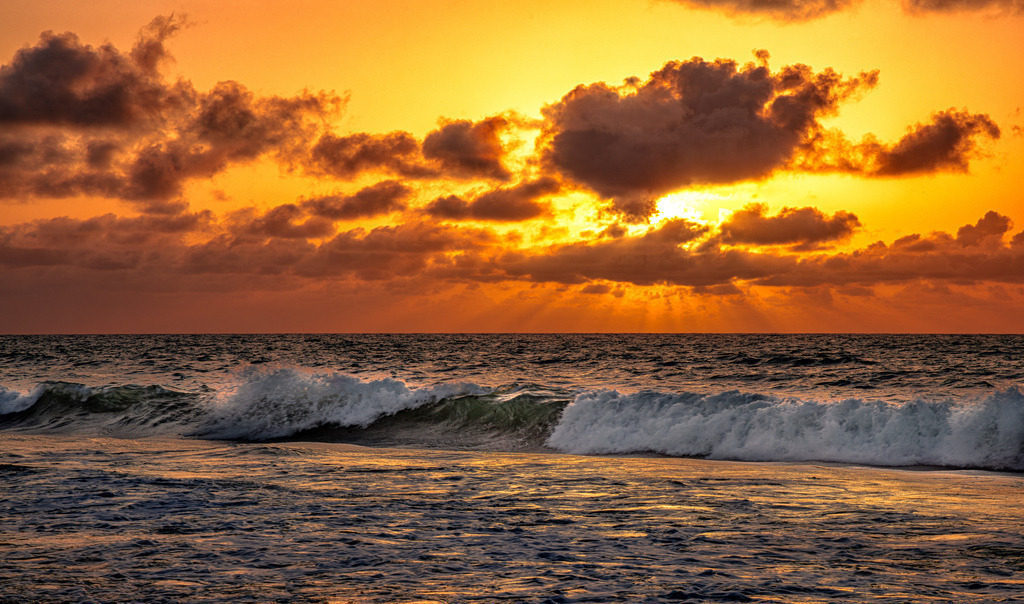 Grandioser Sonnenuntergang am Strand von Boa Vista----Meer | Kurz bevor die Sonne am Horizont versinkt, bricht sie hinter den Wolken hervor. Grandioses Farbenspiel.Himmel wird in ein Meer aus Sonnenstrahlen getaucht. - Realisiert mit Pictrs.com