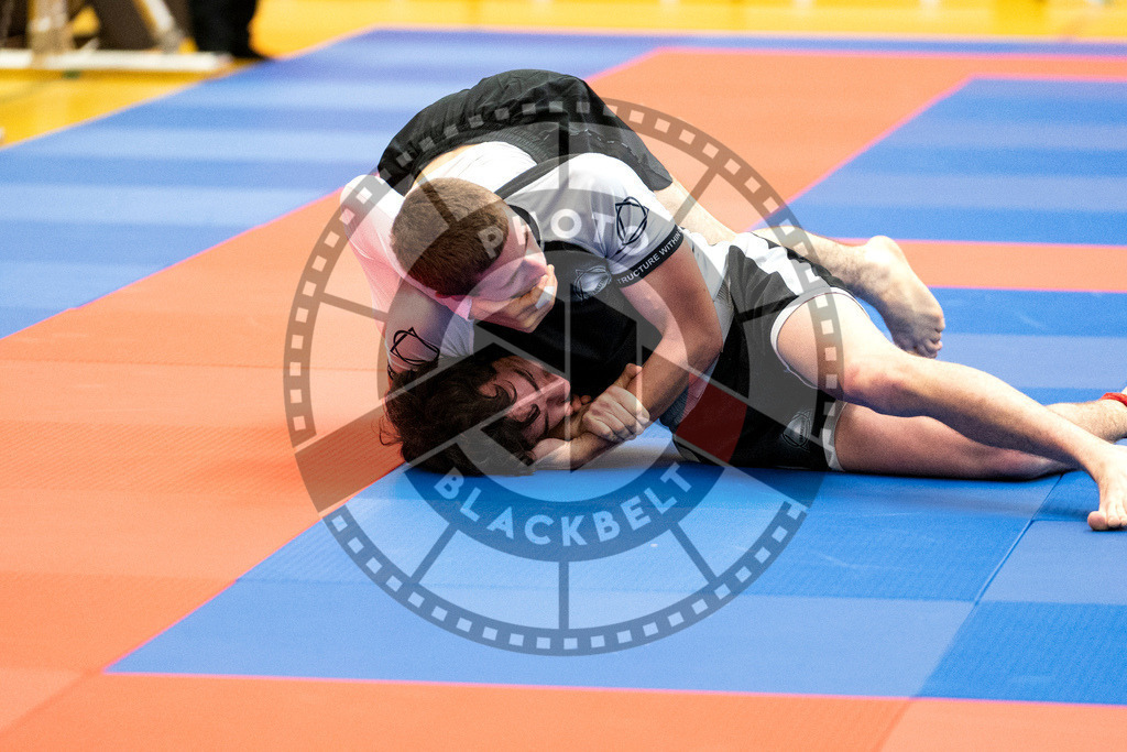 20231118PBB13793 | Fighters compete during the AJP Tour 600 Frankfurt Championship in Frankfurt/Main, Germany, on November 18, 2023.