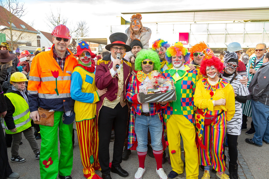 Umzug2025-241_9989 | Fotostrecke: FASCHINGSUMZUG 2025 in Loosdorf. 22 Masken(gruppen)-Teilnehmer: Loosdorfer Vereine, Wirtschaftstreibende, Gemeindeabordnungen sowie Kreditinstitute. rund 700 Besucher entlang der Hauptstrasse. Veranstaltungs-Sicherung durch Mannschaft der FF-Loosdorf mit schwerem Gerät. Maskenprämierung am EKZ-Platz durch Bgm. Thomas Vasku in den Kategorien: Bester Festwagen (Fa. gkonzept-Groissenberger; Beste Personengruppe-ASK-Loosdorf; Beste Einzelperson; Weiteste Anreise-FF Schollach;