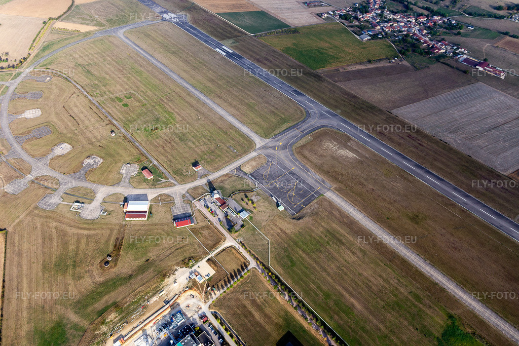 Vue aérienne: Piste et voie de circulation de l'aérodrome d'Epinal - Mirecourt à Juvaincourt dans le département Vosges, France. Photo: IMG_118474.jpg prise le 16/09/2019 par Werner Riehm/FLY-FOTO.eu – Résolution de l'original: 5472 x 3648 px