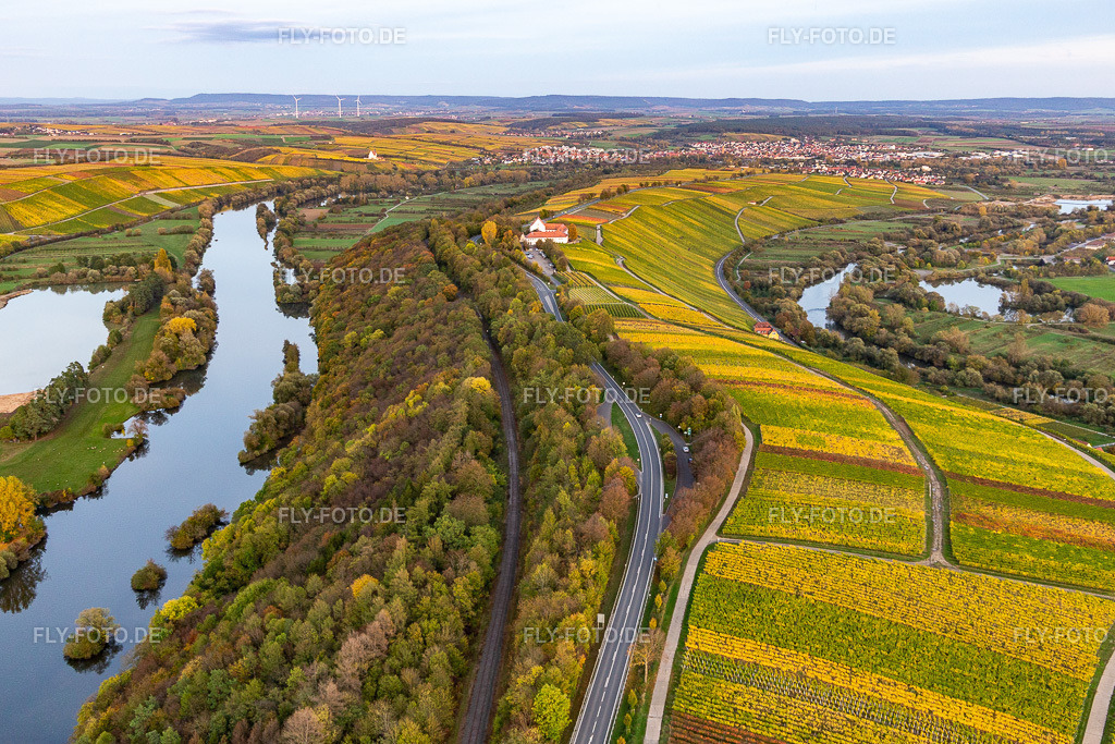 Hotel Vogelsburg | Luftbild: Hotel Vogelsburg im Ortsteil Escherndorf in Volkach im Bundesland Bayern in Deutschland. Foto: IMG_119457.jpg vom 25.10.2019 durch Werner Riehm/FLY-FOTO.de - Realisiert mit Pictrs.com