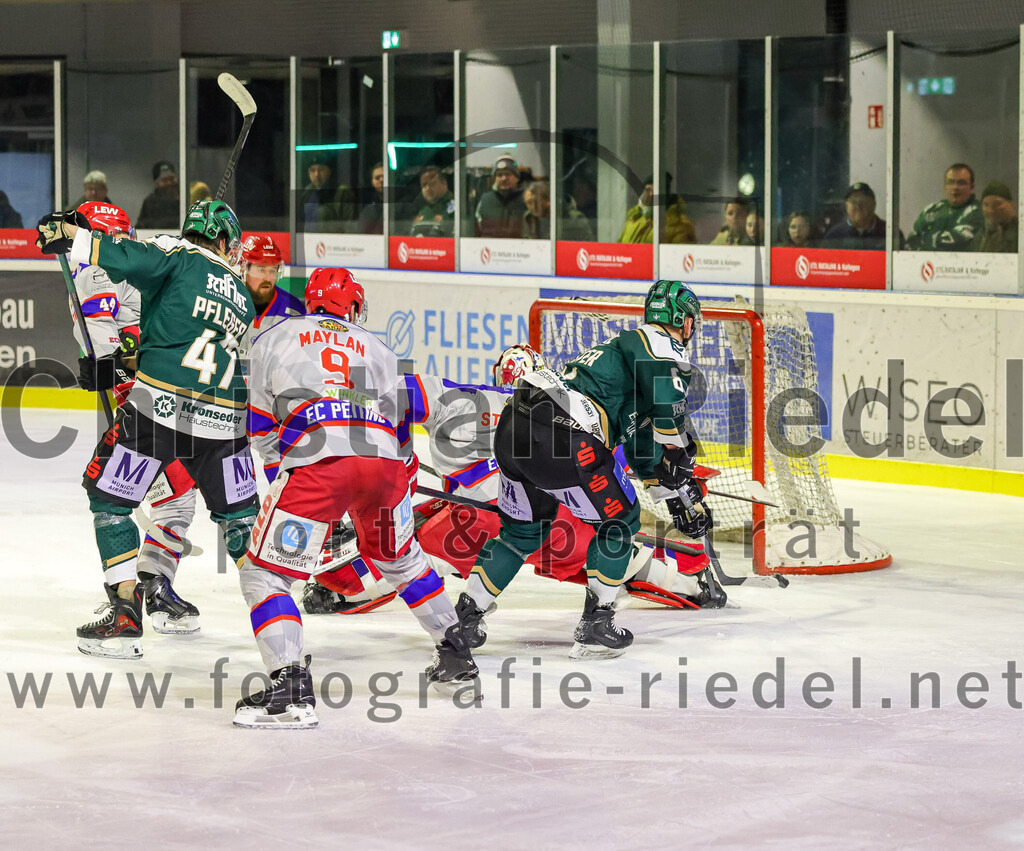 2026-02-15_117_TSV_Erding_gegen_EC_Peiting | Erding, Deutschland, 15.02.2026:Eishockey, Oberliga Süd 2025 / 2026, 47. Spieltag, TSV Erding gegen EC Peiting, Endergebnis: 4:5Marco Pfleger (Erding Gladiators, #47), Torwart Tommi Steffen (EC Peiting, #1), Maximilian Forster (Erding Gladiators, #81)Foto: Christian Riedel / fotografie-riedel.net