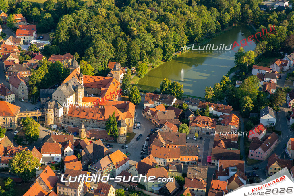 Das Luftbild zeigt : Schlossweiher Thurnau - Die Luftaufnahme wurde 2023 vom UL-Flugzeug aus erstellt ( keine Drohne ) - Hochauflösende Luftaufnahme - Für grossformatige Ausdrucke geeignet. Die Geschenkidee !Mit Lizenz und Bildrechte bestellbar