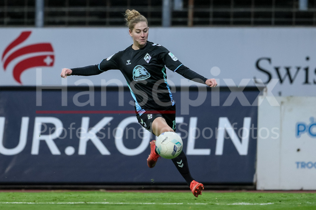 Fussball, DFB-Pokal Frauen, SC Fortuna Köln - SV Werder Bremen | v.li.: Saskia Matheis (SV Werder Bremen, 19) am Ball, Freisteller, Einzelbild, Ganzkörper, Aktion, Action, Spielszene, DIE DFB-RICHTLINIEN UNTERSAGEN JEGLICHE NUTZUNG VON FOTOS ALS SEQUENZBILDER UND/ODER VIDEOÄHNLICHE FOTOSTRECKEN. DFB REGULATIONS PROHIBIT ANY USE OF PHOTOGRAPHS AS IMAGE SEQUENCES AND/OR QUASI-VIDEO.