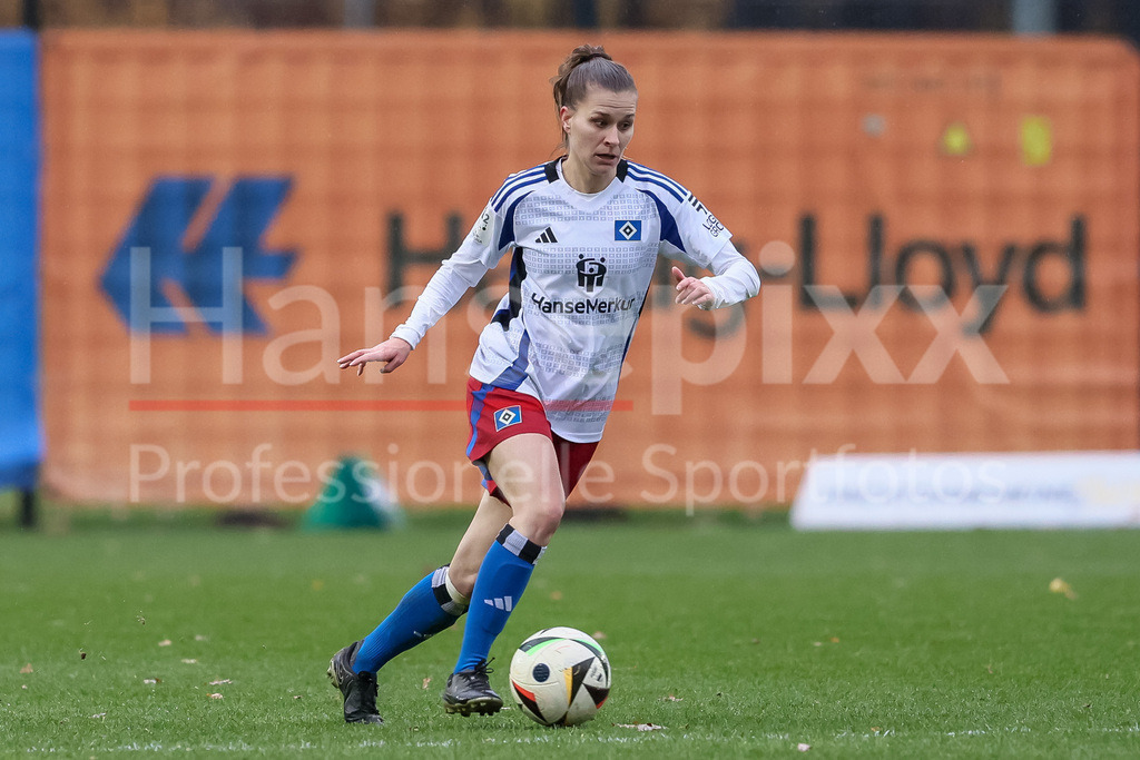 Fussball, 2. Frauen-Bundesliga, Hamburger SV - 1. FC Nürnberg | v.li.: Jana Braun (Hamburger SV, 15) am Ball, Einzelbild, Ganzkörper, Aktion, Action, Spielszene, DIE DFB-RICHTLINIEN UNTERSAGEN JEGLICHE NUTZUNG VON FOTOS ALS SEQUENZBILDER UND/ODER VIDEOÄHNLICHE FOTOSTRECKEN. DFB REGULATIONS PROHIBIT ANY USE OF PHOTOGRAPHS AS IMAGE SEQUENCES AND/OR QUASI-VIDEO.