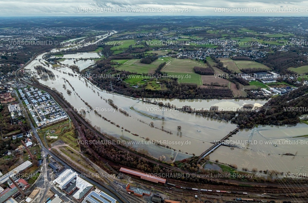 Bochum231202537Ruhr-topaz | Luftbild, Ruhrhochwasser, Weihnachtshochwasser 2023, Fluss Ruhr tritt nach starken Regenfällen über die Ufer, Überschwemmungsgebiet am Ruhrauenpark Dahlhausen mit Eisenbahnbrücke und überschwemmter Radbrücke, Bäume und Strommasten im Wasser, hinten die Schwimmbrücke Dahlhausen, Blick auf Ortsteil Burgaltendorf, Baak, Hattingen, Ruhrgebiet, Nordrhein-Westfalen, Deutschland