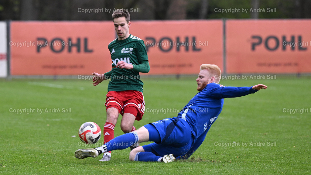 MTSV Hohenwestedt (grün) vs TuS Rotenhof (blau) | Thies Kochanski (MTSV #7) vs Jark Decker (Rotenhof #2) / Fußball-Oberliga Männer 2025/2026 / MTSV Hohenwestedt (grün) vs TuS Rotenhof (blau) / Sportplatz Wilhelmhöh / Hohenwestedt / 25.04.26 - Realisiert mit Pictrs.com