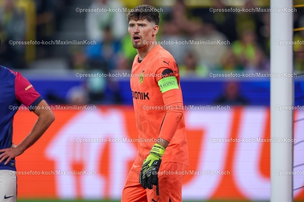 UCL1504251188 | 15.04.2025, Fußball, UEFA Champions League, Borussia Dortmund - FC Barcelona, BVB Stadion, Viertelfinale, Saison 2024 2025: Torwart Gregor Kobel (BVB #1) Regulations prohibit any use of photographs as image sequences and or quasi-video.