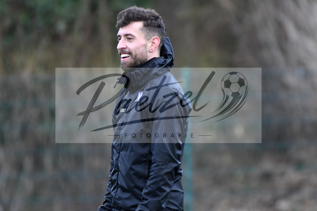 20200131_TRAOSN_0119 | Fußball, Herren: Manuel Farrona Pulido (VfL Osnabrueck) schaut waehrend der Trainingseinheit des VfL Osnabrueck im Sportpark Illoshoehe am 31.01.2020 in Osnabrueck, Deutschland. - Realisiert mit Pictrs.com