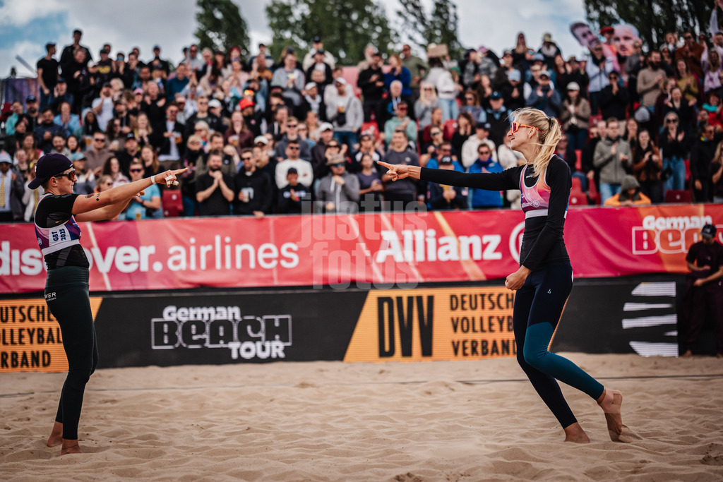 Beachvolleyball | Frauen | Allianz German Beach Tour 2025 | Tourstop Berlin | 23.08.2025 | v.l. Melanie Gernert und Nele Barber jubeln nach dem Sieg