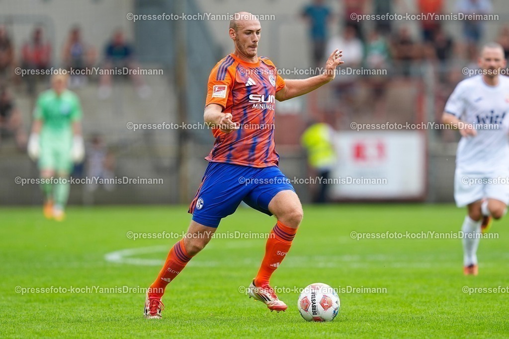 xYDR20072501097 | 20.07.2025, xydrx, Fußball, Rot Weiss Ahlen - FC Schalke 04, Testspiel, Wersestadion: Henning Matriciani (FC Schalke 04 #41)