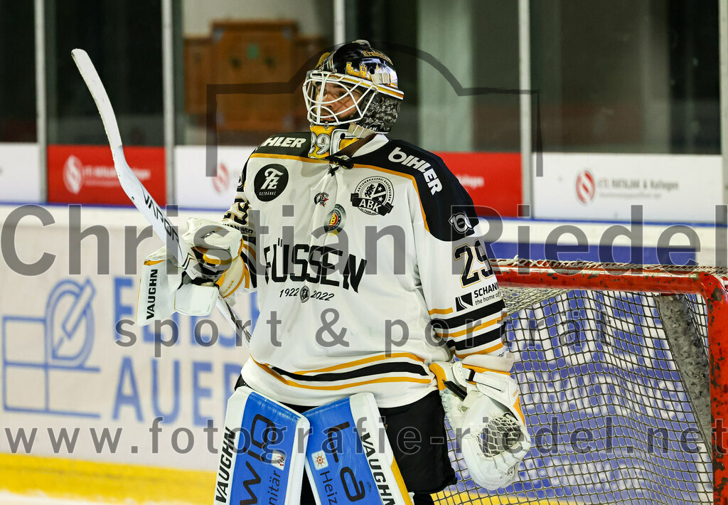 2022-09-23_030_TSV_Erding_gegen_EV_Fuessen | Erding, Deutschland, 23.09.2022:
Eishockey, Bayernliga 2022 / 2023, Testspiel, TSV Erding gegen EV Füssen, Endergebnis: 1:3

Torwart Benedikt Hötzinger (EV Füssen, #29)

Foto: Christian Riedel / fotografie-riedel.net