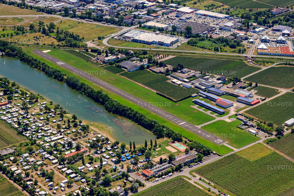Luftbild: Start- und Landebahn mit Rollfeldgelände des Flugplatz der Flugplatz Bad Dürkheim beim Knaus Campingpark im Ortsteil Ungstein in Bad Dürkheim im Bundesland Rheinland-Pfalz in Deutschland. Foto: IMG_30127.jpg vom 05.07.2010 durch Werner Riehm/FLY-FOTO.de