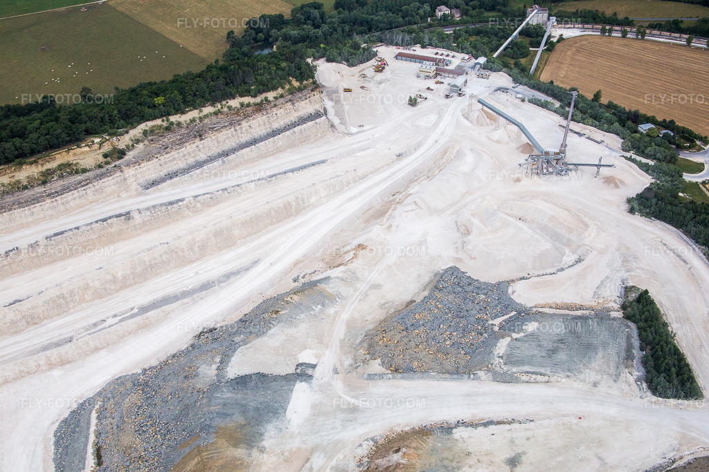 Aerial view: Site and spoil heaps of the Novacarb cement open-pit mine and building materials plant in Pagny-sur-Meuse in the state Meuse, France. – Photo: IMG_083537.jpg taken on 07/13/2015 by Werner Riehm/FLY-FOTO.com – Resolution of the original: 5472 x 3648 px