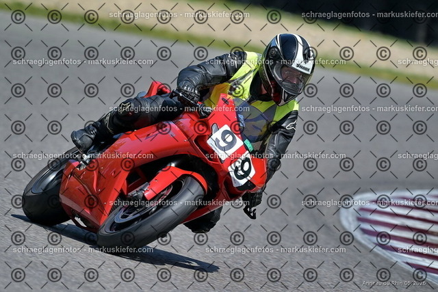 26BT02-1732 | markuskiefer.com - Realisiert mit Pictrs.com