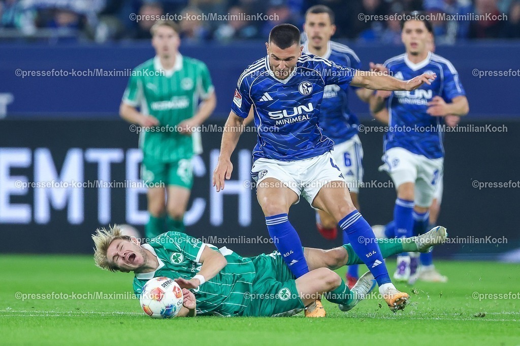 S0426092501159 | 25.09.2025, Fußball, FC Schalke 04 - SpVgg Greuther Fürth, 7.Spieltag, 2. Fußball Bundesliga, Veltins-Arena Gelsenkirchen, Saison 2025 2026: Marco John&nbsp;(Greuther Fürth #24) stürzt zusammen im Zweikampf gegen  Hasan Kurucay&nbsp;(Schalke04 #04) DFB regulations prohibit any use of photographs as image sequences and or quasi-video.