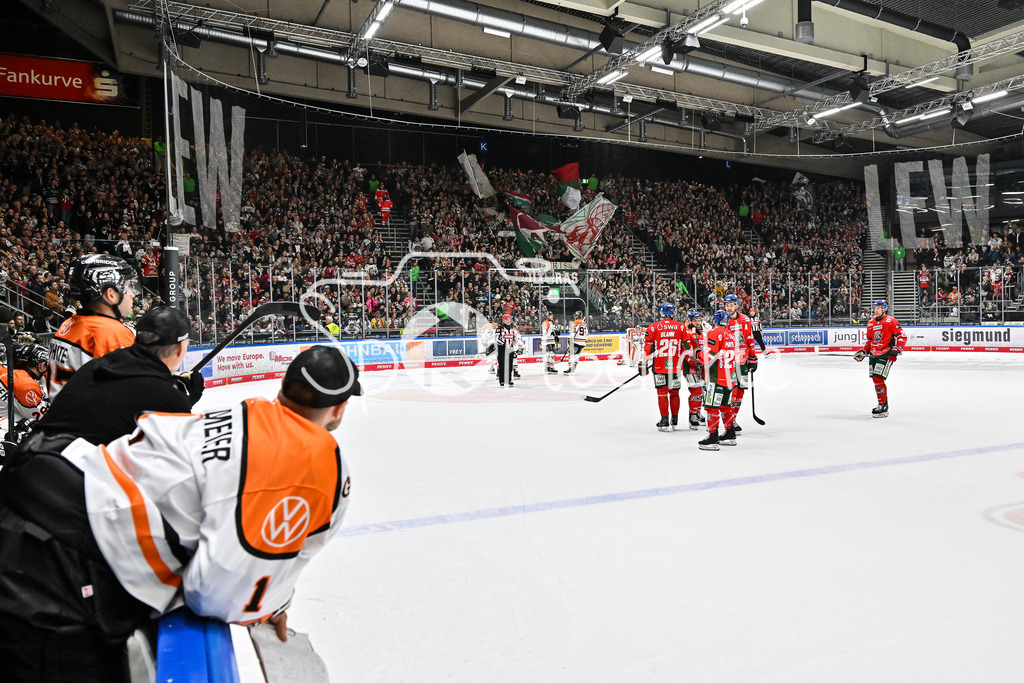 Augsburger Panther - Grizzlys Wolfsburg | Ein Blick ins Curt Frenzel Stadion / Fankurve / Ultras AEV / Symbolbild / DEL: Augsburger Panther - Grizzlys Wolfsburg; Curt Frenzel Stadion am 10.10.2025