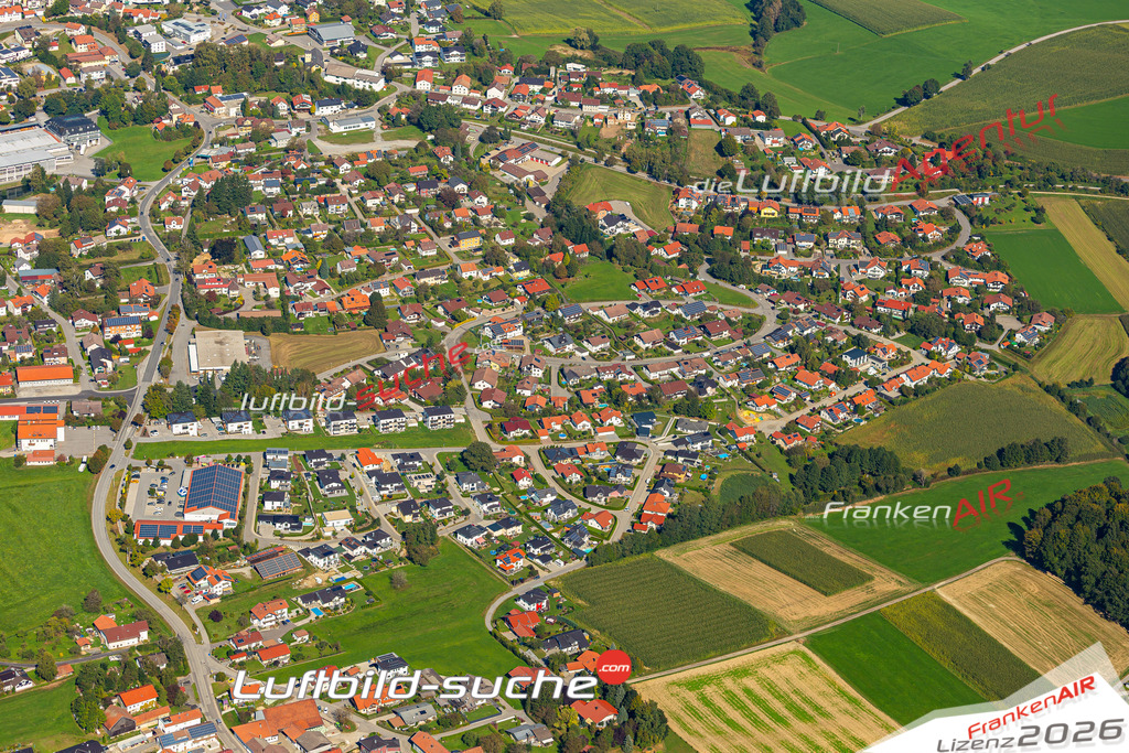 Das Luftbild der Stadt Tittling wurde 2021 vom Flugzeug heraus erstellt (keine Drohne) Aufnahmehöhe ca.450 Meter- hohe Bildauflösung und Druck-Qualität garantiert!